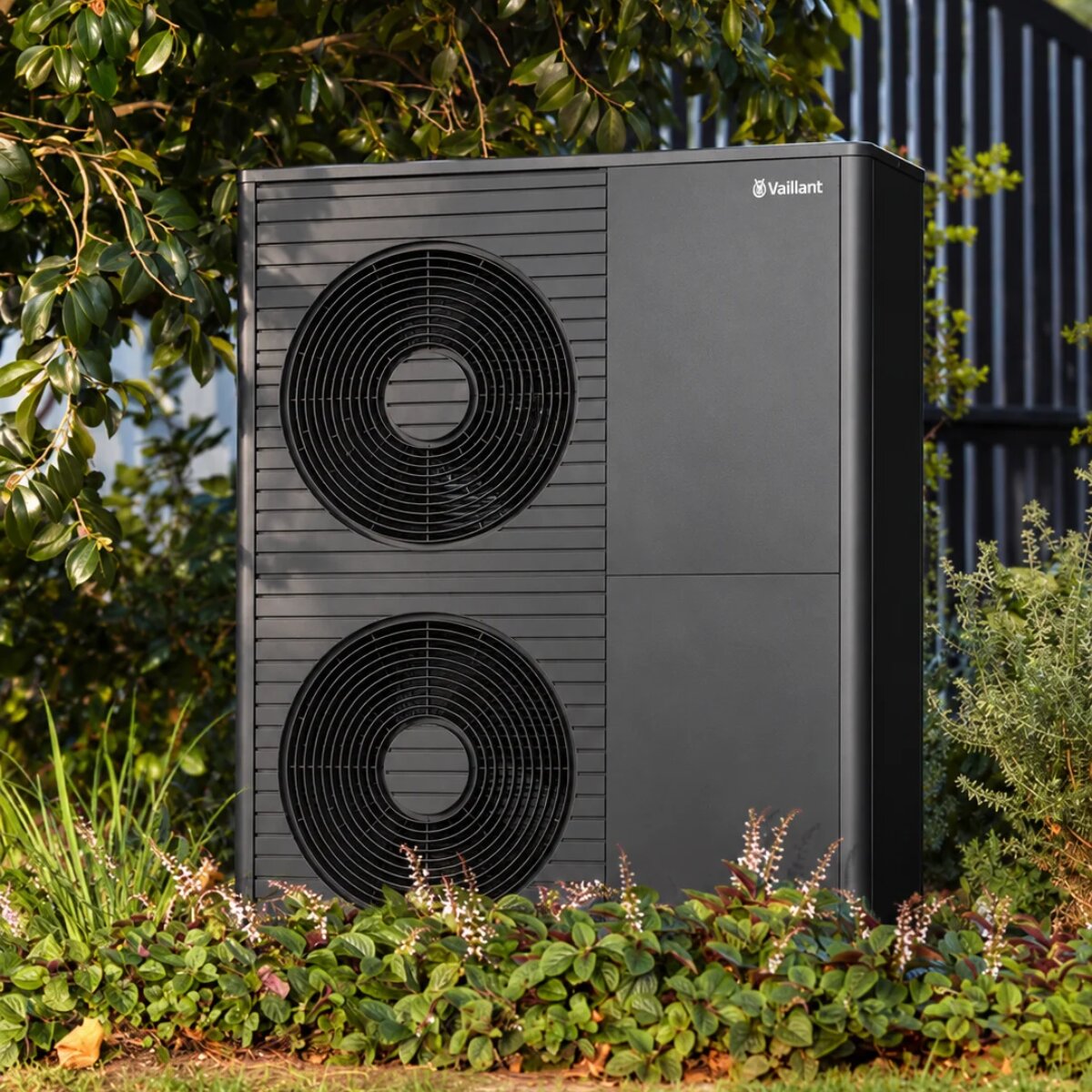 Vaillant aroTHERM plus VWL 125/8.1 12 kW 400 V three-phase monoblock R290 A+++ high-temperature air-to-water heat pump