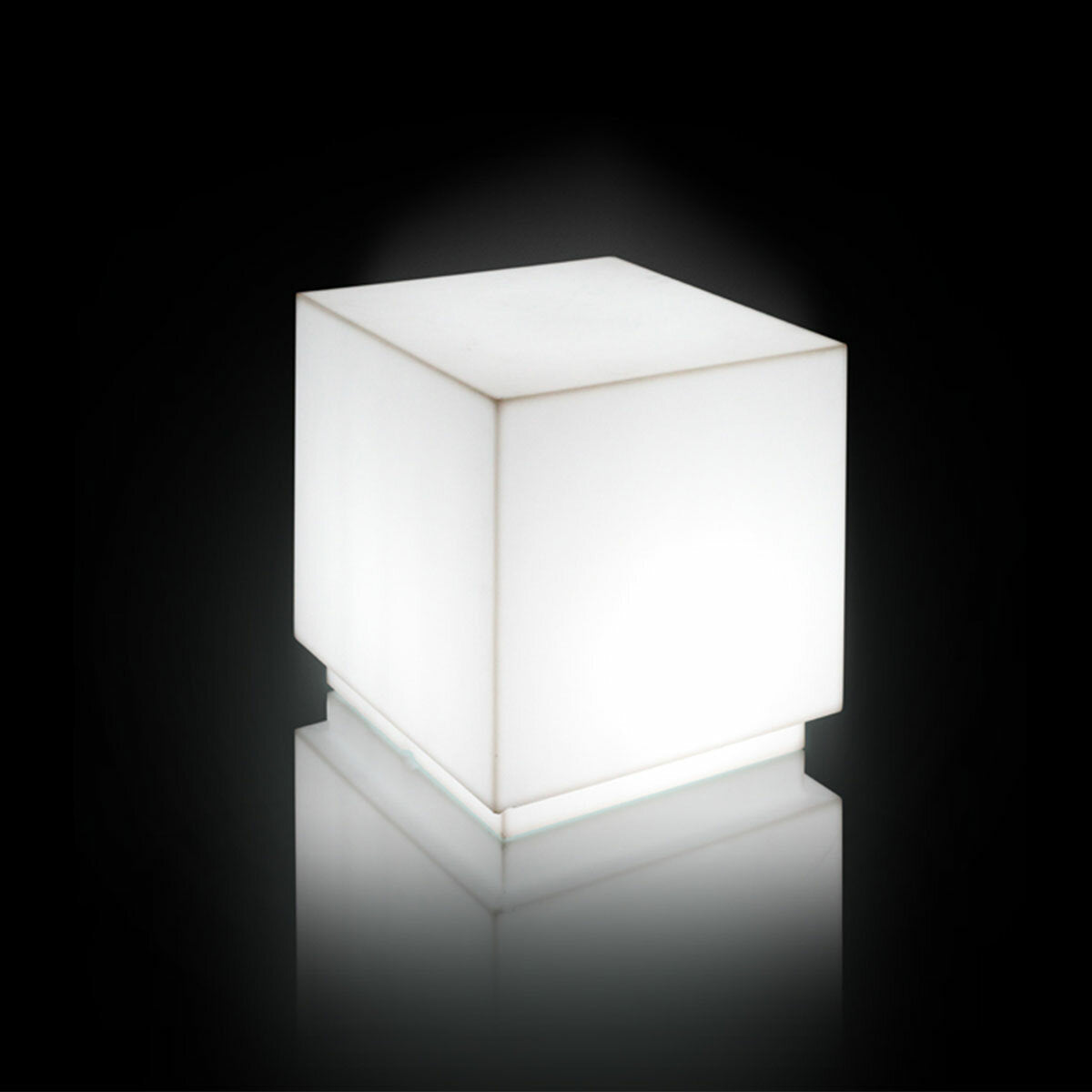 Arkema Iris SL garden light cube in LLDPE resin with photovoltaic panel