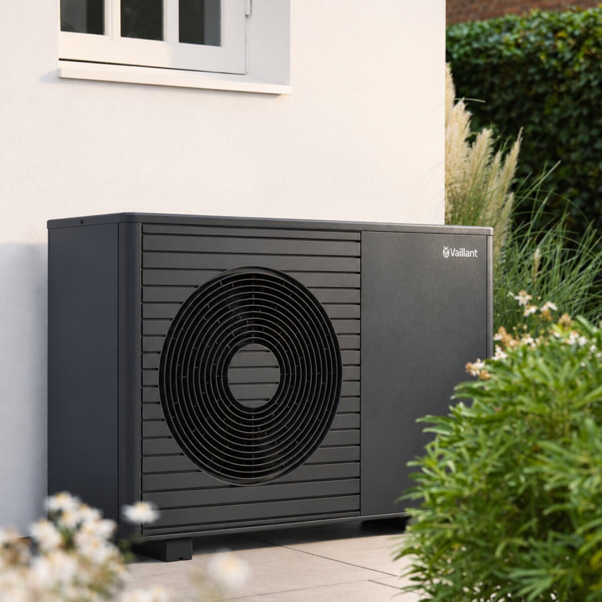 Vaillant aroTHERM plus VWL 85/8.1 8 kW 230 V single-phase monobloc R290 A++ high-temperature air-to-water heat pump